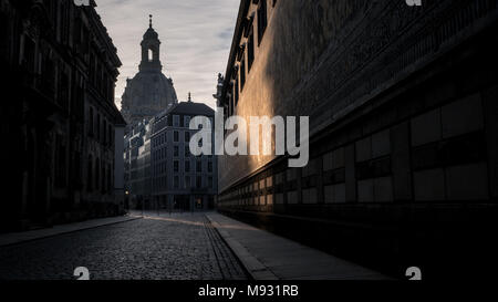 Chiesa di Nostra Signora / Chiesa di Nostra Signora (Frauenkirche) nella luce del mattino, come si vede dalla processione di Princes (Fürstenzug) -Dresden, Germania