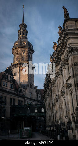 Torre Hausmann (Hausmannsturm) del luogo reale (Residenzschloss) a Dresda in Sassonia, Germania Foto Stock