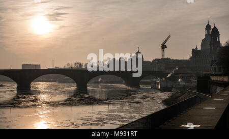 Vista sul Ponte di Augusto, Fiume Elba, Chiesa di Nostra Signora (Frauenkirche), chiesa cattolica (Kath. Hofkirche) a Dresda in Sassonia, Germania Foto Stock