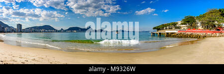 Panoramica della spiaggia di Copacabana con Sean colline e edifici a Rio de Janeiro in Brasile in un giorno di estate al mattino Foto Stock