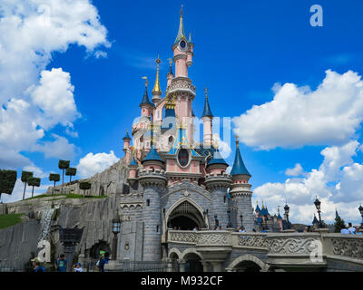 MARNE-la-Vallee, Francia - 31 luglio 2016 - Sleeping Beauty Castle a Disneyland Resort Paris Foto Stock