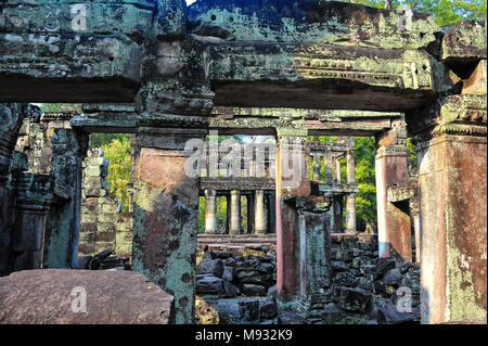 Preah Khan significa "la spada sacra' Angkor, Cambogia. Rovine & sbriciolare pareti esterne, colonne e pilastri - resti di un epoca passata Foto Stock