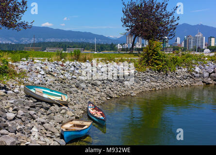 Una vista sulla città di Vancouver skyline lungo la English Bay dal Museo Marittimo di attracco dei traghetti. Bella giornata in prossimità dell'acqua con ormeggiate barche a remi e dist Foto Stock