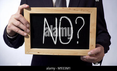 No con il punto di domanda scritta sulla lavagna, businessman Holding firmano, concept Foto Stock