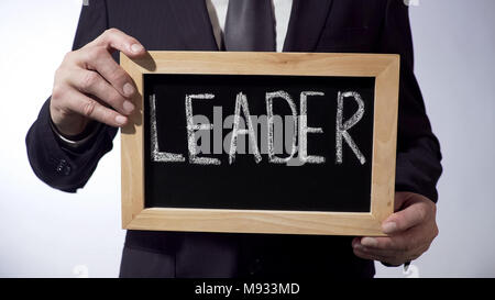 Leader scritta sulla lavagna, ragioniere Holding firmano, concetto di business Foto Stock