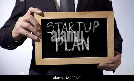 Piano di avvio scritti sulla lavagna, businessman Holding firmano, concetto di business Foto Stock