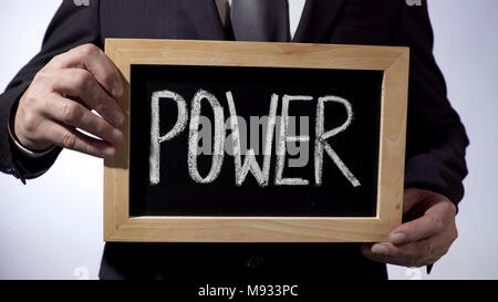 Power scritta sulla lavagna, businessman Holding firmano, business, politica Foto Stock
