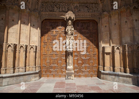 La principale porta di ingresso alla cattedrale di Leon. Il Duomo di Santa Maria di Leon costruita sulle rovine di un bagno romano. Un sito Patrimonio Mondiale dell'UNESCO su Foto Stock