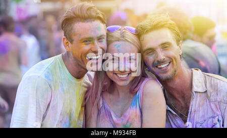 Giovani godendo di un festival estivo, sorridente amici divertendosi al di fuori, party Foto Stock