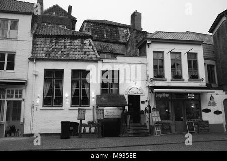 Huidenvettersplein, Brugge, Belgio: Il Ristorante De Visscherie e il Cafe Tante Marie nella magica piazzetta. Versione in bianco e nero Foto Stock