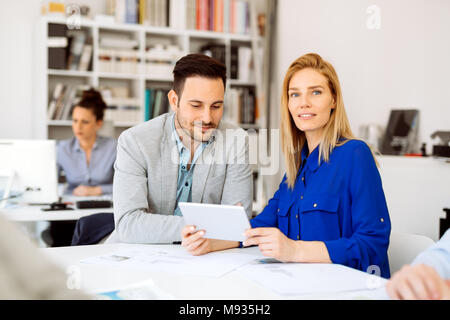 La gente di affari lavoro in ufficio Foto Stock