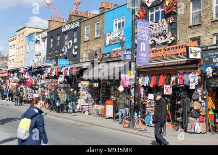 I turisti in visita a Camdem Market a Londra, Regno Unito Foto Stock