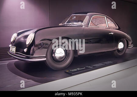 STUTTGART, Germania-Aprile 7, 2017: Nero 1950 Porsche 356 Coupè 'Ferdinand' nel Museo Porsche Foto Stock