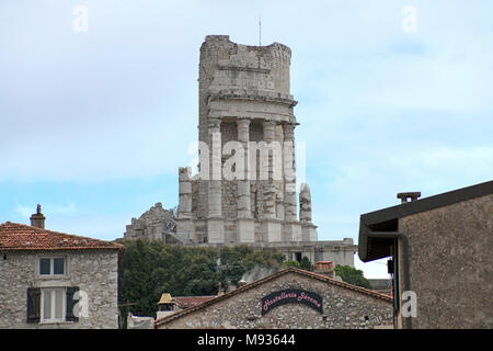 Il Villaggio La Turbie con punto di riferimento "Trophée des Alpes' un monumento romano, il sud della Francia, Var, Costa Azzurra, Francia, Europa Foto Stock