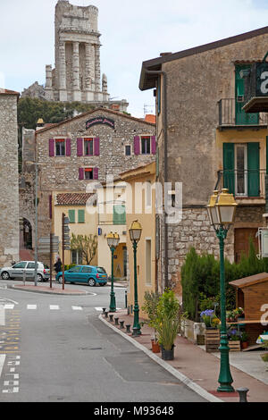 Il Villaggio La Turbie con punto di riferimento "Trophée des Alpes' un monumento romano, il sud della Francia, Var, Costa Azzurra, Francia, Europa Foto Stock