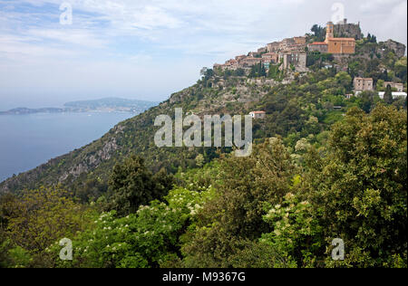 Vista la medievale Èze Village a molla, Provenza, Var, Costa Azzurra, Francia del Sud, Francia, Europa Foto Stock