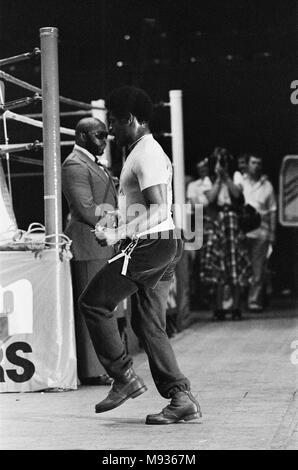 Leon Spinks allenamento in vista della sua seconda lotta con Muhammad Ali sotto l'occhio vigile del signor T la sua guardia del corpo. 16 Settembre 1978 Foto Stock