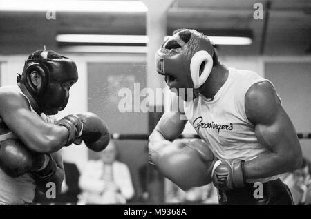 Ken Norton (destra) allenamento in vista della sua terza lotta con Muhammad Ali. 23 Settembre 1976 Foto Stock