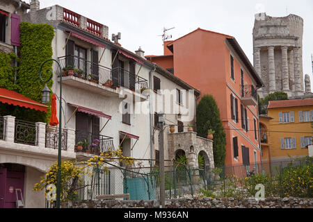 Il Villaggio La Turbie con punto di riferimento "Trophée des Alpes' un monumento romano, il sud della Francia, Var, Costa Azzurra, Francia, Europa Foto Stock