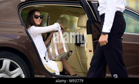 Taxi di lusso, servizio chauffeur apertura porta auto per passeggero femmina, viaggi Foto Stock