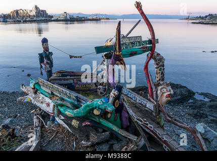 FAN-TA-mare-isola, un folk arte di installazione (o la raccolta della spazzatura) sulla passerella Westsong al porto di Victoria, British Columbia, Canada. Foto Stock