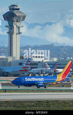 Southwest Airlines Boeing 737 rullaggio passato la torre di controllo dell'Aeroporto Internazionale di Los Angeles LAX, California, Stati Uniti d'America. Foto Stock