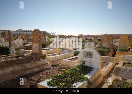Lapidi e tombe nel cimitero di vendita Marocco Foto Stock