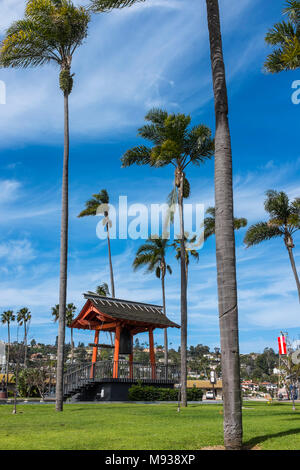 SAN DIEGO, CALIFORNIA, STATI UNITI D'AMERICA - Yokohama amicizia Campana situato sull Isola di rifugio nella città, indicante il rapporto tra la città gemella. Foto Stock