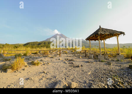 Il Monte Merapi, giavanese, è uno stratovulcano attivo si trova sul confine tra Java Centrale e Yogyakarta, Indonesia. Foto Stock