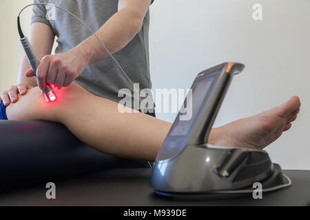 La terapia con laser su un ginocchio utilizzati per trattare il dolore. Il fuoco selettivo Foto Stock