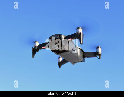 Black drone con una telecamera Foto Stock