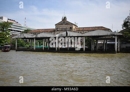 Vecchia barca abbandonata pier dalla imperial era coloniale dal fiume principale di Bangkok, Tailandia. Foto Stock