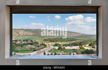 Il paesaggio attraverso la finestra nella parete a nord di Israele Foto Stock