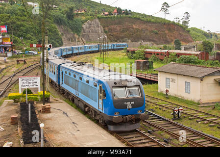 Una classe S12 MCG 928 diesel multiple-Unit (DMU) treno tirando a Nanu Oya stazione ferroviaria, Sri Lanka. Foto Stock