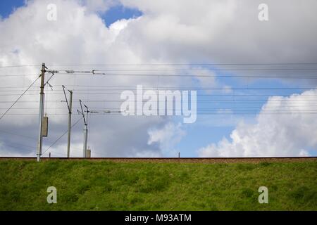 Linha de metro com catenárias visíveis Foto Stock