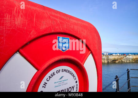 Un porto lifebelt in Douglas, Isola di Man per quanto riguarda l'acqua adesivo Foto Stock