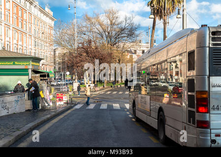 Città del Vaticano, 06 marzo 2018: immagine orizzontale del bus per le strade della Città del Vaticano, Italia Foto Stock