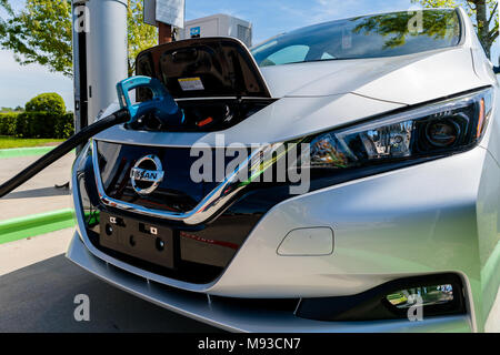 Pearland, Texas - Marzo 21, 2018: Nuova 2018 Nissan Leaf auto elettrica collegato alla presa di corrente per caricare la batteria al EVgo stazione di carica Foto Stock