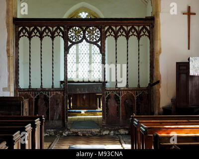 L'interno dell'abitato del XIV secolo la chiesa al Edingthorpe, Norfolk che mostra la medievale rood schermo, Foto Stock