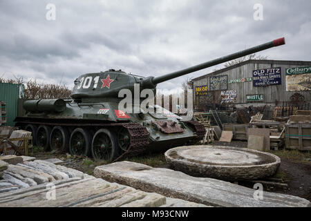 Un T-34 serbatoio, una reliquia della Unione Sovietica durante la II Guerra Mondiale, lentamente decade in attesa di vendita in un Somerset cantiere di bonifica, UK. Foto Stock