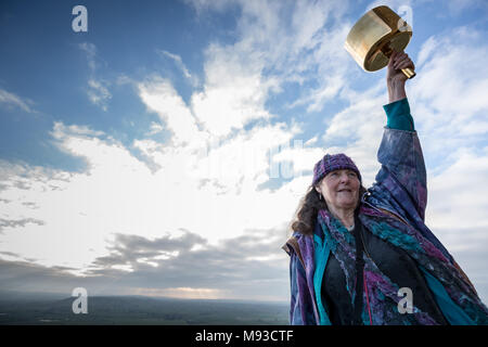 Glastonbury, Regno Unito. Xx marzo, 2018. Equinozio di primavera (o equinozio di primavera) è celebrata all'alba dalla cima di Glastonbury Tor. La gente del posto e spiritualisti Foto Stock