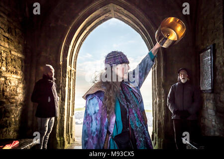 Glastonbury, Regno Unito. Xx marzo, 2018. Equinozio di primavera (o equinozio di primavera) è celebrata all'alba dalla cima di Glastonbury Tor. La gente del posto e spiritualisti Foto Stock