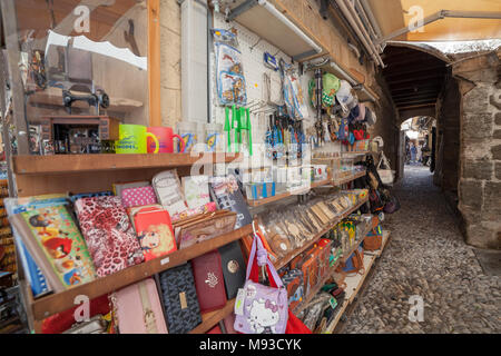 Vendita di souvenir in Street nella città vecchia di Rodi, Grecia, 11 agosto 2017 Foto Stock