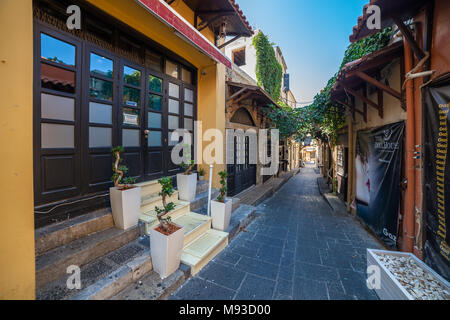 Empty street e grande finestra nella città vecchia di Rodi, Grecia, 11 agosto 2017 Foto Stock