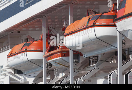 Le imbarcazioni di salvataggio di un liner turistica, Rodi, Grecia, 11 Agosto, 2017 Foto Stock