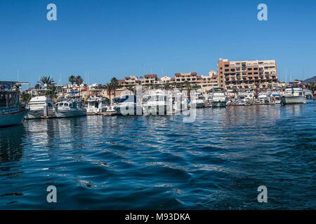 Teenage vacanzieri godere di una giornata di sole, un giro in barca attraverso la baia e la spiaggia di San Carlos, nel golfo di Californai dello Stato di Sonora in Messico. Foto Stock