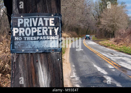 La proprietà privata segno / Nessun segno sconfinamenti sulla strada - Brevard, North Carolina, STATI UNITI D'AMERICA Foto Stock