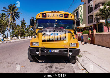 VARADERO, CUBA - MARZO 04, 2018: American School bus a Varadero. Vecchia scuola americana bus sulla strada. Cuba. Foto Stock