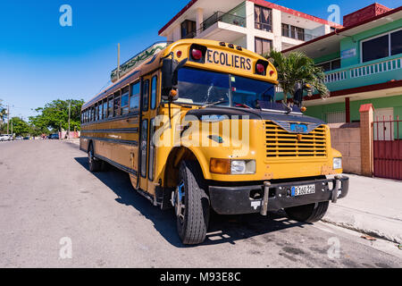 VARADERO, CUBA - MARZO 04, 2018: American School bus a Varadero. Vecchia scuola americana bus sulla strada. Cuba. Foto Stock