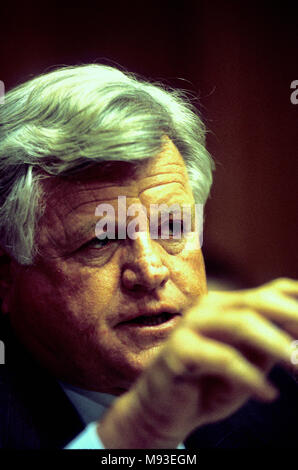 Washington DC., USA, 1993 Senatore Edward "" Ted Kennedy (D) messa. Edward Moore "" Ted Kennedy è stato il senior negli Stati Uniti il senatore dal Massachusetts e un membro del partito democratico. Credito: Mark Reinstein/MediaPunch Foto Stock